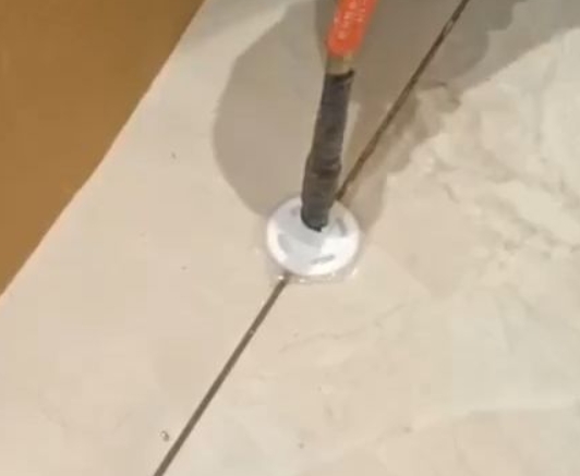 宜宾瓷砖空鼓维修公司专业解答瓷砖在铺贴过程中，如果没有涂抹均匀到位的粘结材料（如水泥砂浆或瓷砖胶），可能会导致以下问题